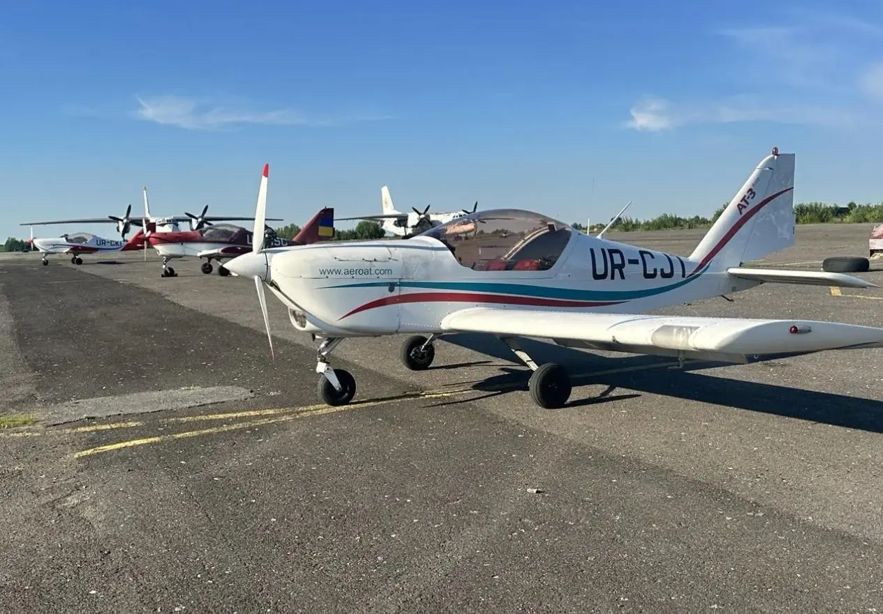 Навчальний літак Aero AT-3 льотної школи Кондор