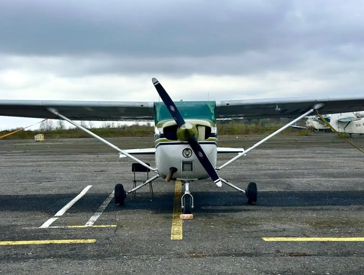 Навчальний літак Cessna 172 льотної школи Кондор