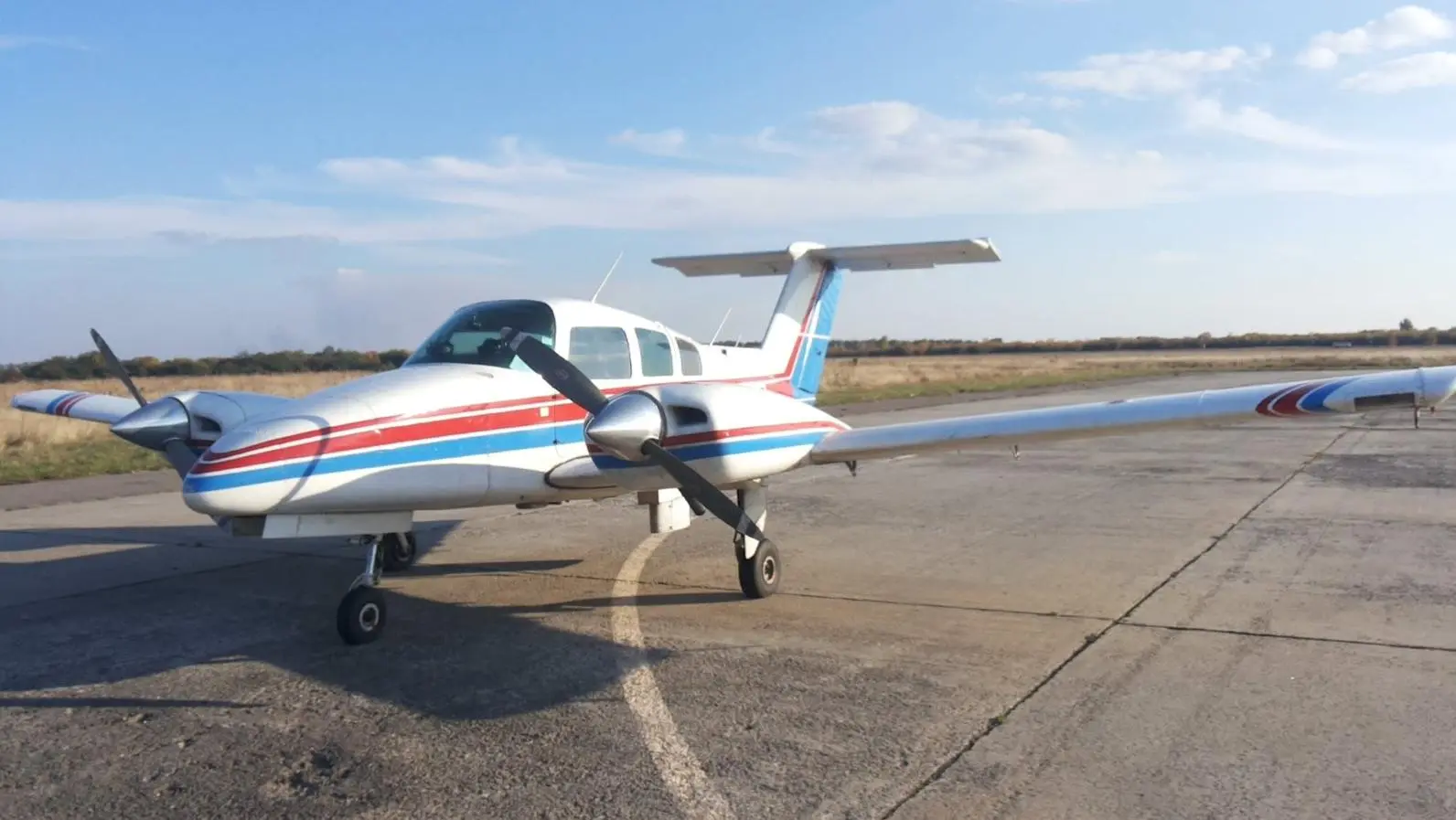 Двомоторний навчальний літак BE-76
